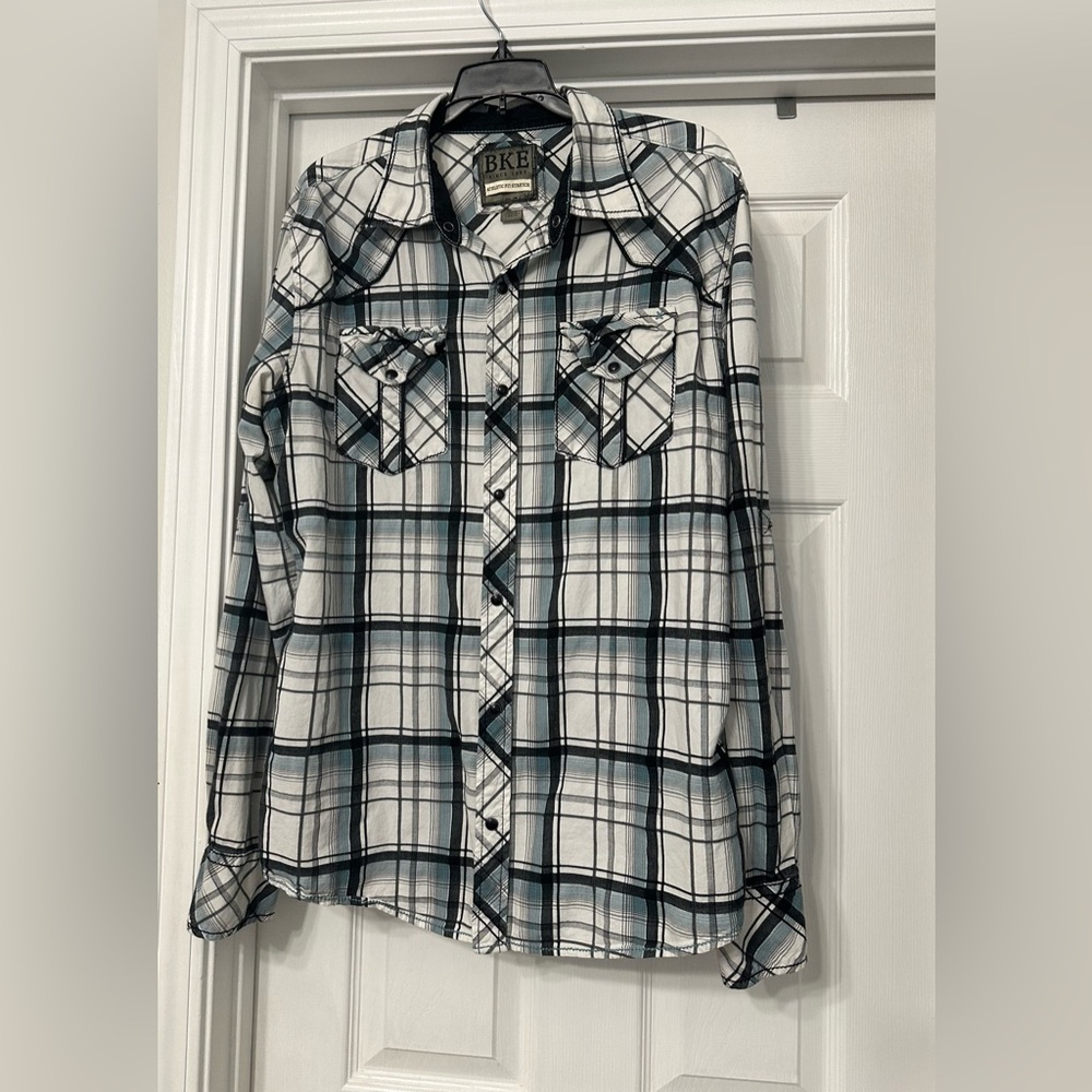 Buckle BKE Athletic Stretch Western Pocket Button Up shirt is a size Large.